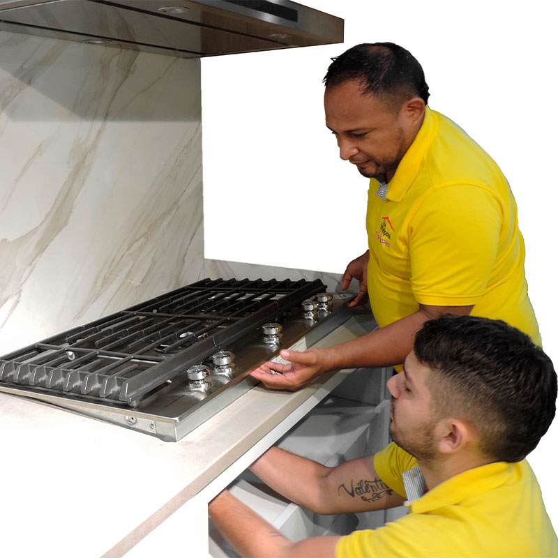 Técnicos reparando una cubierta kitchenaid
